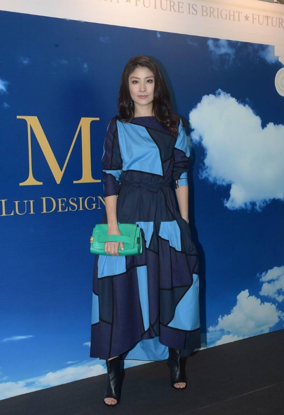 73年的陳慧琳真是凍齡美人，穿拼色裙優雅精緻，搭雙肩包更減齡