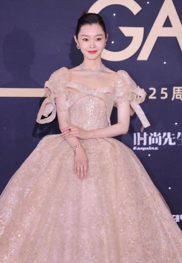 時尚先生明星紅毯生圖，張雨綺大變臉，丁真全場最佳