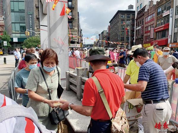 美國福建公所華埠派千份月餅慶中秋與眾同樂 弘揚中華傳統文化 美國福建公所華埠派千份月餅慶中秋與眾同樂 弘揚中華傳統文化