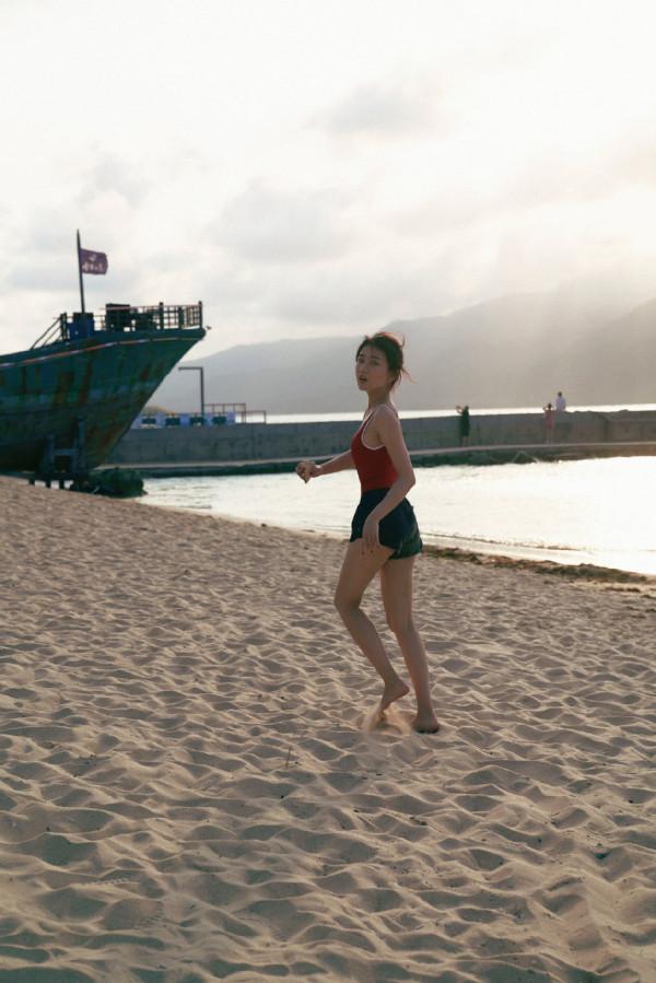 梁潔三亞度假大片，身穿吊帶背心短褲清涼出鏡，滿滿的復古風情