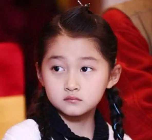 10位當紅女星童年照：熱巴精緻、楊冪“齙牙”，趙麗穎讓人認不出