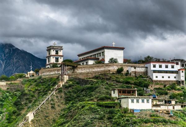 這是西藏唯一的天主教堂,當地80%村民信奉天主教,喜歡喝葡萄酒 這是西藏唯一的天主教堂,當地80%村民信奉天主教,喜歡喝葡萄酒