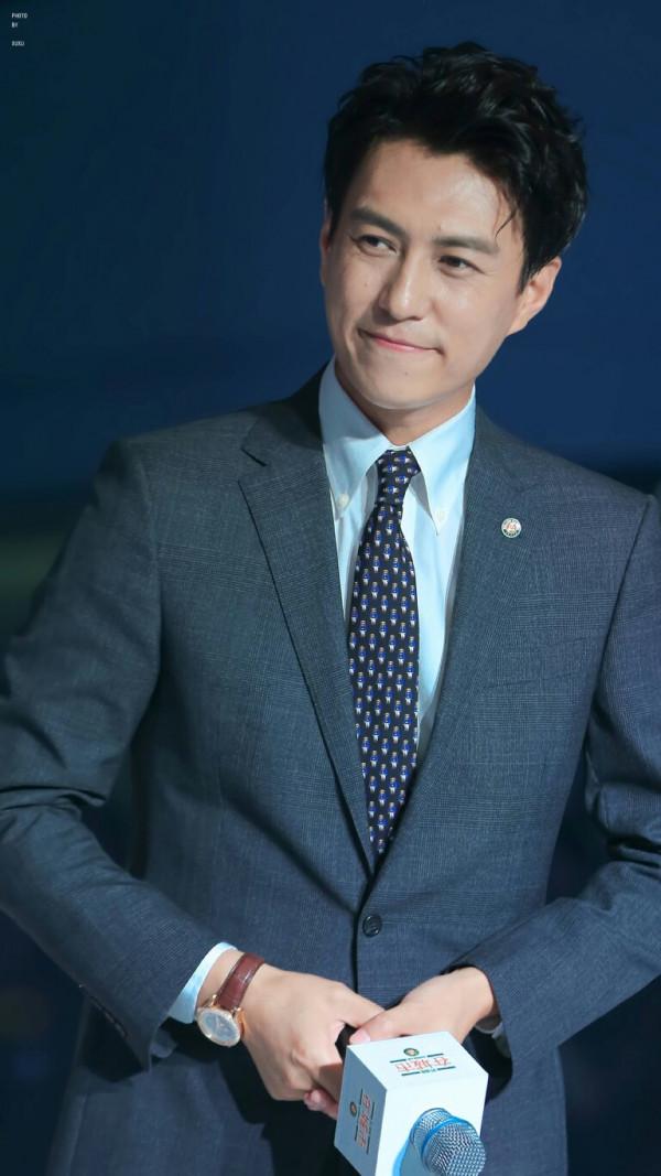 靳東30歲後的髮型告訴我們：“方臉大叔的帥氣得靠留對髮型體現”