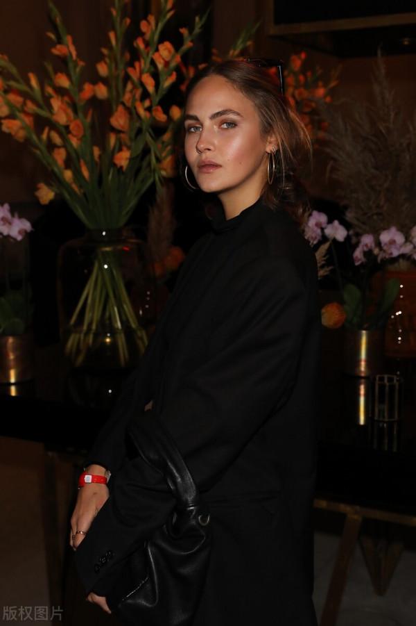 埃琳娜-卡麗埃黑色毛衣搭卡其色闊腿褲顯腿長 高階臉氣質超獨特