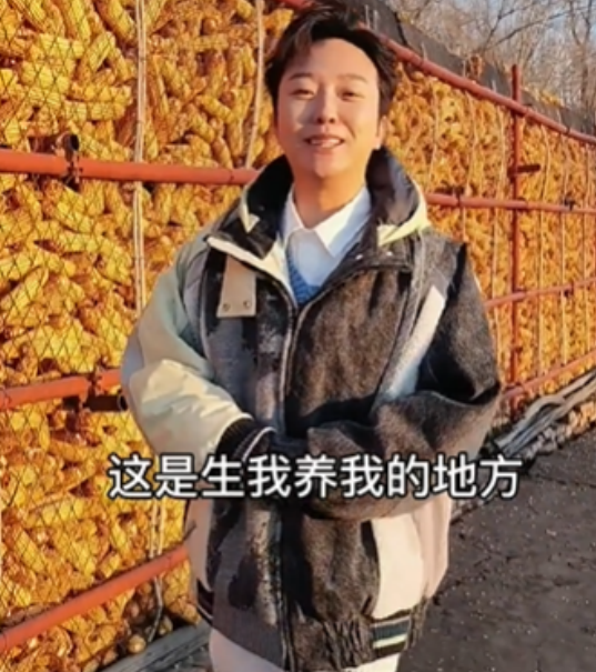 李玉剛回老家過年，打扮低調素顏顯精神，當街摔鞭炮玩鬧似孩童