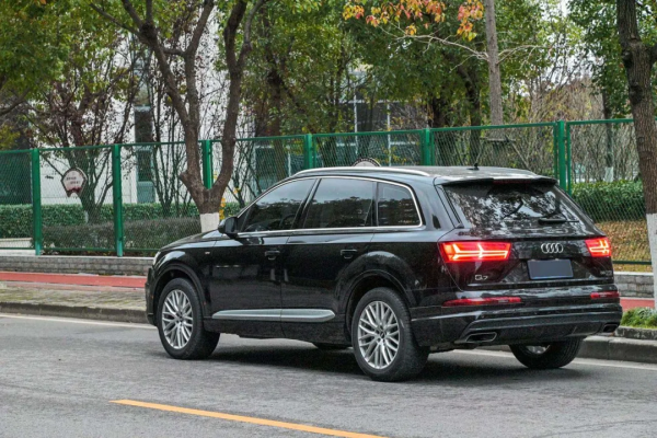 二手準新奧迪Q7,內飾貼膜、腳墊通鋪,不容錯過 二手準新奧迪Q7,內飾貼膜、腳墊通鋪,不容錯過