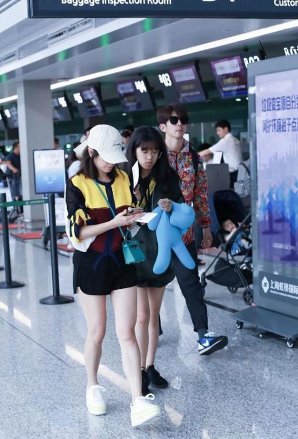 賈靜雯穿短褲現身機場，腿比女兒粗一倍，所以就別扮少女了