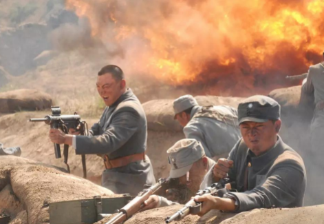 1946年我軍被3萬敵軍包圍,一地主主動站出來:我一人能退萬軍 1946年我軍被3萬敵軍包圍,一地主主動站出來:我一人能退萬軍