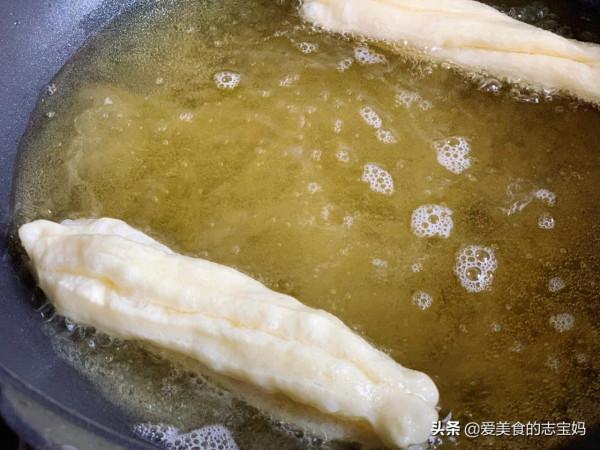 油條別買著吃了，教你做蓬鬆又酥脆的油條，零新增，新手一次成功