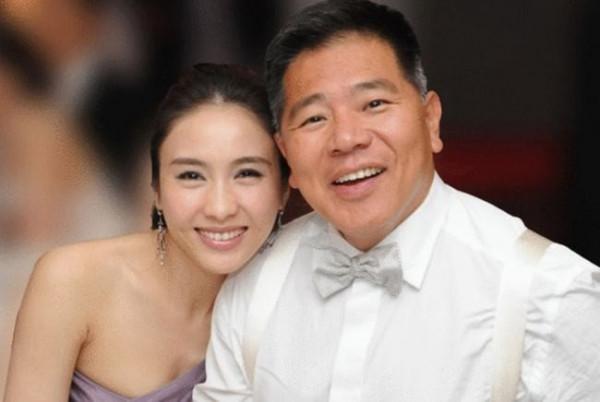 50歲黎姿帶仨女兒爬山！面板白皙水嫩似少女，雙腿纖細微笑露白牙