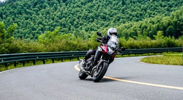 缺少個性但很平順好騎，還是很本田-CB400X動態體驗