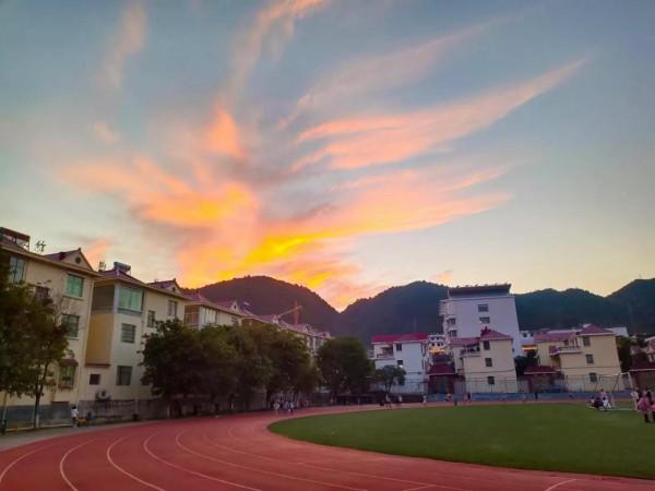 大家都要在一輩子的三觀中下功夫，達到全民三觀一致