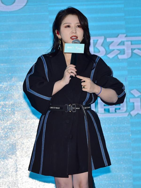 何潔穿黑色風衣出席品牌活動,大秀美腿美麗動人 何潔穿黑色風衣出席品牌活動,大秀美腿美麗動人