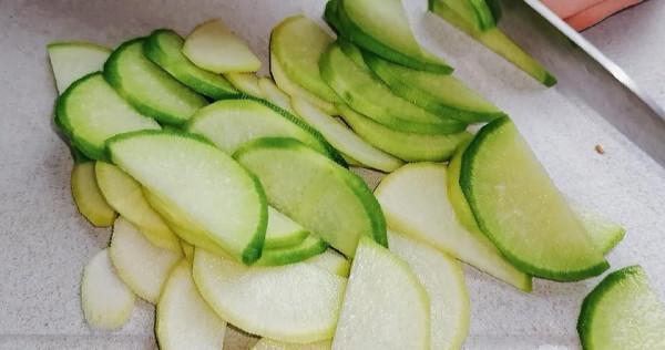 秋天天氣乾燥，要潤肺生津，超級適合秋天的潤肺湯，清潤去秋燥