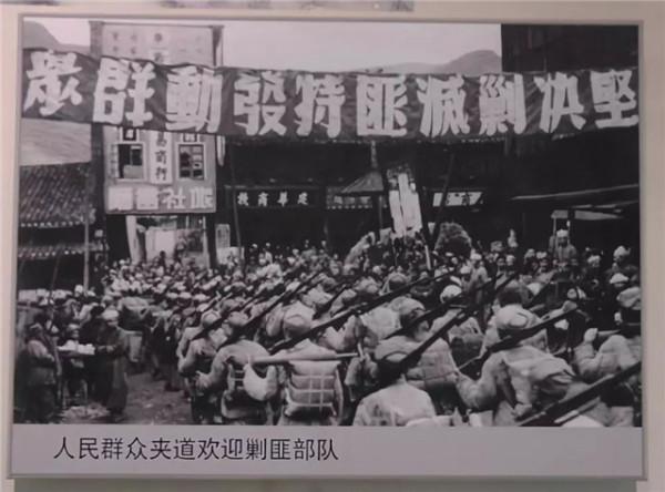 戰士抽菸有一個小習慣,無意中讓追捕多日的匪首自投羅網 戰士抽菸有一個小習慣,無意中讓追捕多日的匪首自投羅網