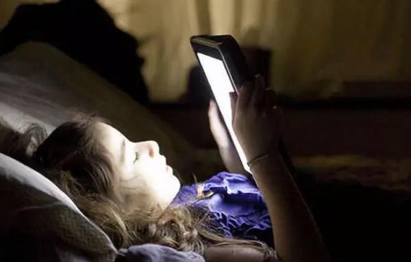 常給孩子看手機？你正在毀了他的眼睛