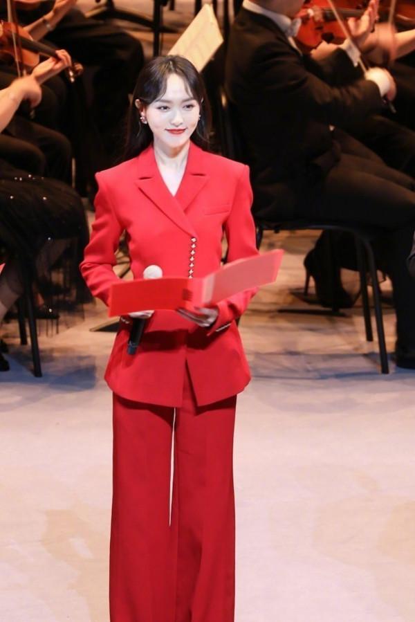 唐嫣變“央視臉”美到海外!穿黑色緊身裙拍大片,太給國人爭氣 唐嫣變“央視臉”美到海外!穿黑色緊身裙拍大片,太給國人爭氣