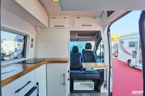 400Ah鋰電池配800W風感式太陽能!適合2人旅行的V90房車 400Ah鋰電池配800W風感式太陽能!適合2人旅行的V90房車