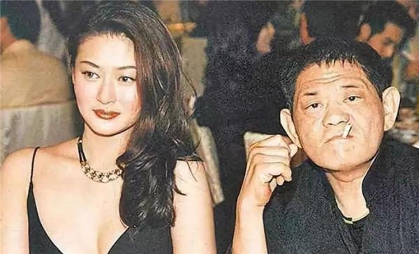 億萬富翁黃任中：給紅顏知己買豪車豪宅，晚年病重無人探望