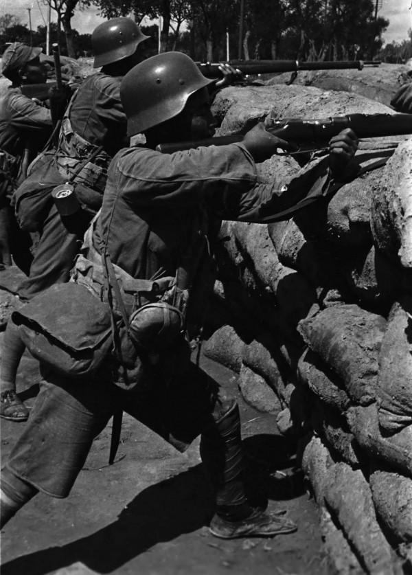 美國教官和遠征軍營長比試槍法，結果把手槍輸給了營長