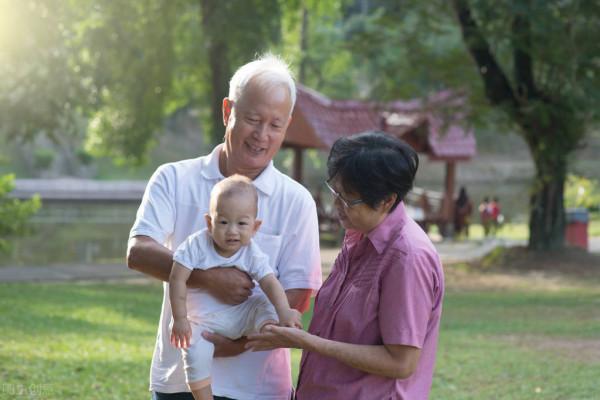 “圍堵式養老”正在蔓延，外婆苦心帶娃身體累，奶奶截胡好養老