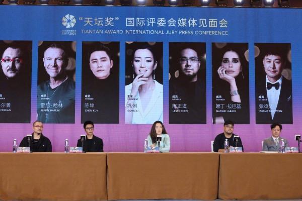 鞏俐在評委見面會坐C位,穿休閒裝氣場不減,陳坤戴眼鏡反差好大 鞏俐在評委見面會坐C位,穿休閒裝氣場不減,陳坤戴眼鏡反差好大