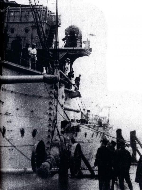 日軍旗艦34門火炮轟擊民房，國軍飛行員駕機撞日艦，怒吼：弄死它