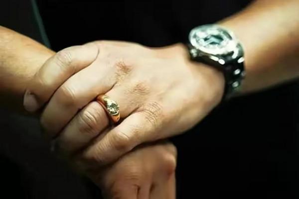 “賊王”張子強欲綁架成龍,被14K大佬阻止,只得與成龍合影留念 “賊王”張子強欲綁架成龍,被14K大佬阻止,只得與成龍合影留念