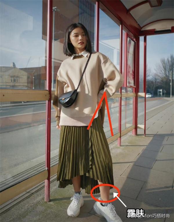 衛衣下面一定不要穿褲子，看看“衛衣+千褶裙”這樣搭配是有多美