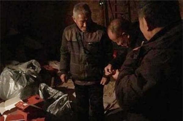 80歲老人墓穴生活實紀：在山上種地養蜂，生活悠然自得