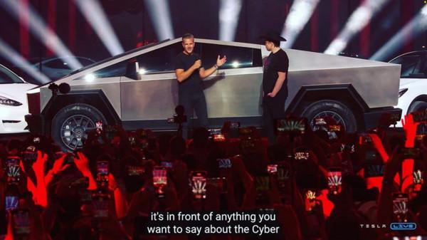 特斯拉Cybertruck量產版亮相，增加雨刷器與外後視鏡，即將投產