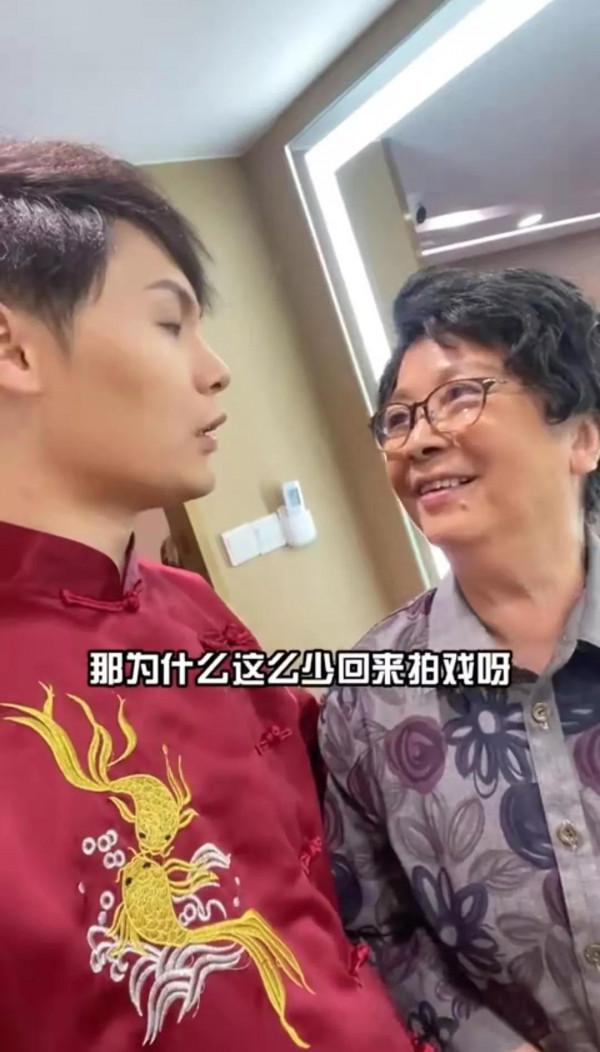 《外來媳婦本地郎》拍復古時裝全家福,康伯康嬸又回來了 《外來媳婦本地郎》拍復古時裝全家福,康伯康嬸又回來了