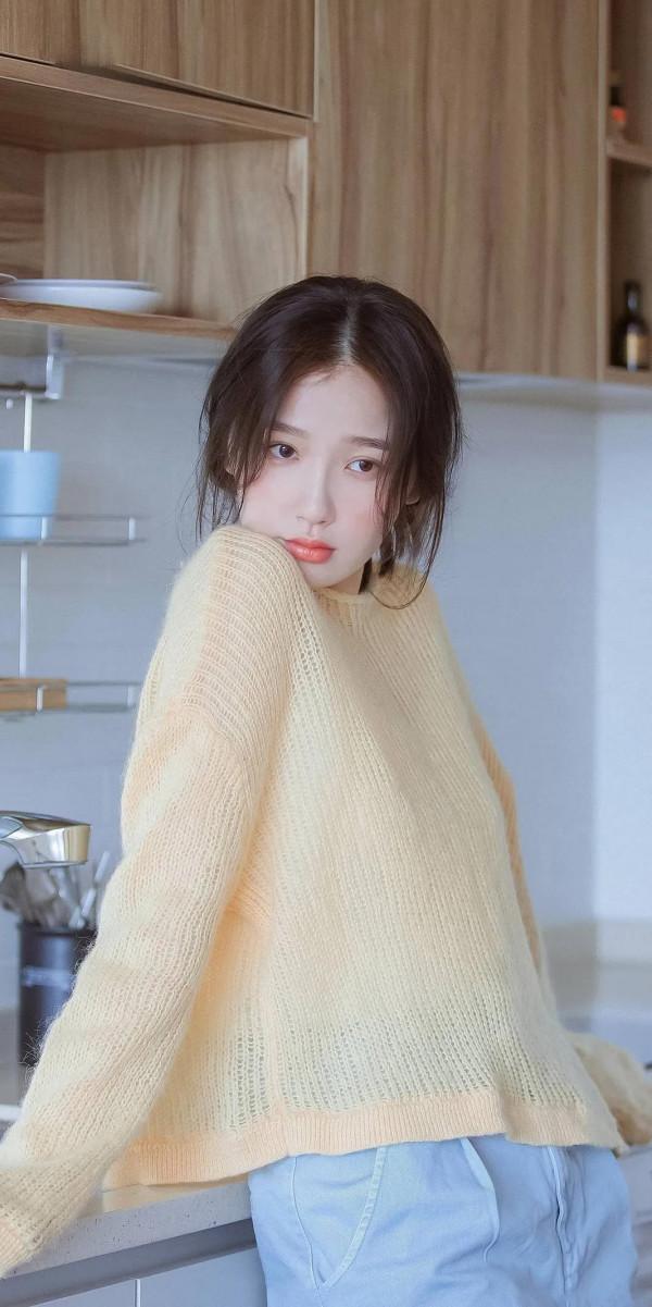 明星美圖秀-虞書欣身穿淡黃色毛衣，顯得清純、俏皮、可愛