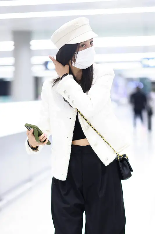 佟麗婭氣質拿捏太穩,穿小香風外套配報童帽,意外顯得時尚又年輕 佟麗婭氣質拿捏太穩,穿小香風外套配報童帽,意外顯得時尚又年輕