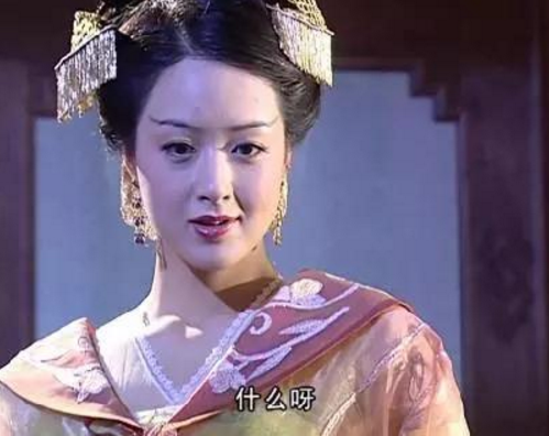 盤點頭上插兩把牙刷的古裝女子，蔣欣驚豔，佟麗婭傾國傾城
