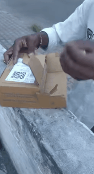 iPhone 12變成兩塊肥皂,印度消費者神操作令人叫絕 iPhone 12變成兩塊肥皂,印度消費者神操作令人叫絕