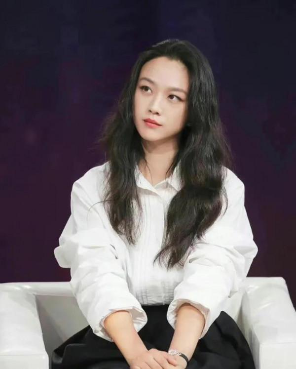 湯唯回國後公開露面，身著白襯衫黑裙談笑，是你的女神嘛？