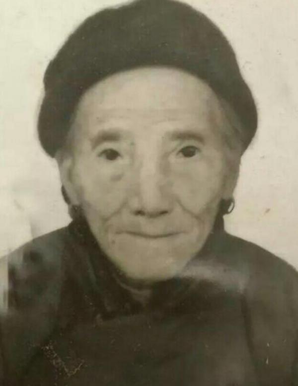 73歲農婦陵園掃墓看到自己墓碑,驚動政府,她到底有何特殊身份? 73歲農婦陵園掃墓看到自己墓碑,驚動政府,她到底有何特殊身份?