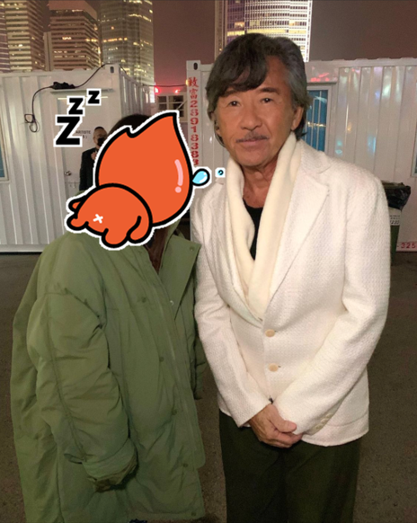 54歲周慧敏挽腰林子祥合影，明星大腕齊聚太豪華，全穿紅衣好喜慶