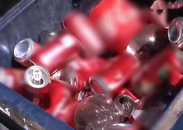 美國女子把可樂當水喝,平均一天喝30瓶,最多一天達到50瓶 美國女子把可樂當水喝,平均一天喝30瓶,最多一天達到50瓶