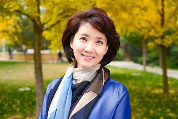 “央視主播”李修平：有過一次婚姻，42歲再婚也幸福，58歲沒孩子