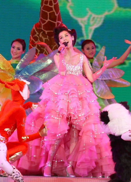 春晚40年女星造型史，前衛絕美的開創時尚，混進奇怪好笑的更搶戲