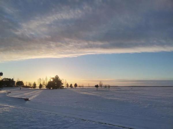 冬天海邊的太陽在雪的映襯下更漂亮了