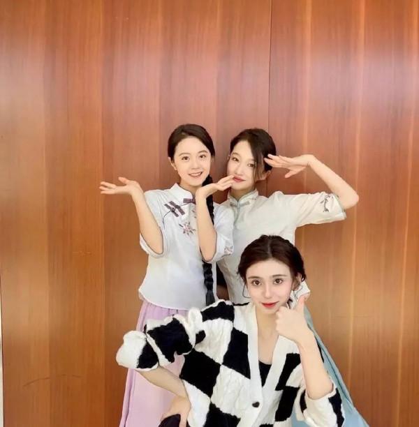 趙今麥中戲班級合照曝光，全體笑容洋溢，青春朝氣