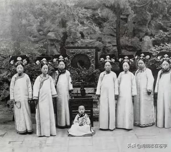 清末照片：愛吃醬豬蹄的瑾妃，騎矮馬的武將，五歲的溥儀席地而坐
