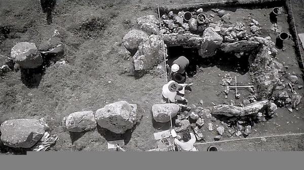 1982年，重慶發現戴腳鐐的遺骸，鑑定結果：是失蹤48年的紅軍師長