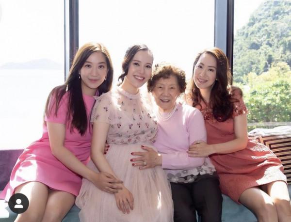 汪詩詩表妹辦迎嬰派對,罕見四代同堂合照,92歲外婆出鏡氣質優雅 汪詩詩表妹辦迎嬰派對,罕見四代同堂合照,92歲外婆出鏡氣質優雅