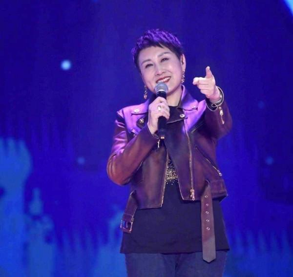 58歲張凱麗真會趕“時髦”，穿皮衣配牛仔褲上節目，洋氣又減齡