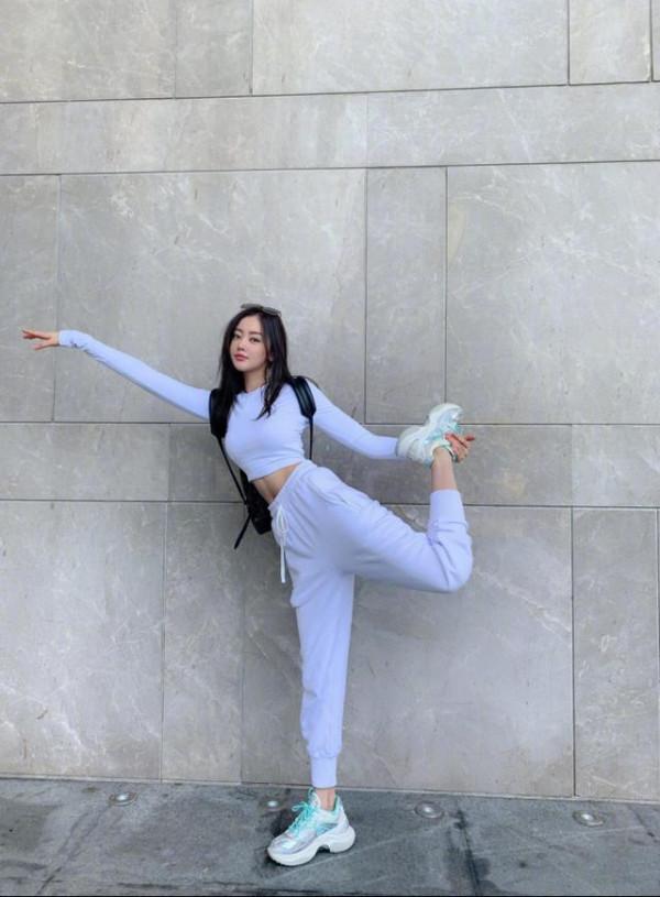 張天愛真會玩,揹帶褲直接搭吊帶小背心,這穿法一般人學不來 張天愛真會玩,揹帶褲直接搭吊帶小背心,這穿法一般人學不來