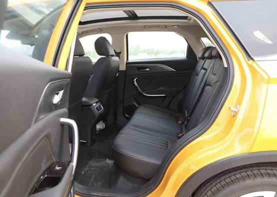 15萬內落地的雙聯屏內飾，這款高顏值小資SUV足夠吸引你